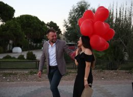 Ürkmez’de Plajda Evlenme Teklifi Organizasyonu 10 İzmir Organizasyon Ürkmez’de Plajda Evlenme Teklifi Organizasyonu; yazı ayrı, kışın ayrı güzelliği vardır. Kentsel gelişmeye karşı dirençli olması en çok sevilen özelliklerden biridir. Mandalinasının ve hatta balığının lezzetini hiç bir yerde bulamadığınız şirin belde. Gümüldür ile Seferihisar arasına sıkışmış az kişinin bildiği sığınılası sahil kasabasıdır Ürkmezdir. Yunus Bey kız arkadaşı Ebru hanım ile olan beraberliklerini, bir ömür boyu yan yana geçirmek istediğine kanaat getirmişti. Ebru hanımla evlilik yolunda ilerlemek istediğine karar veren Yunus bey, peri masalı gibi akıllardan silinmeyecek bir evlenme teklifi organizasyonu yapmak istiyordu. Böyle bir organizasyon için kolları sıvamış ve internetten araştırarak İzmir Organizasyon şirketini sadece birkaç gün önce bulmuş yani bizimle çalışmaya karar vermişti. Yunus bey ofisimize gelip bizimle görüşme fırsatı yakalayamamış, görüşmelerimizi telefonda gerçekleştirmiştik. Kız arkadaşı ile ikisinin de tam bir deniz aşığı olduğunu söyledi ve Ürkmez lokasyonunun hem kendilerine yakın hem de en favori tatil beldesi olduğunu dile getirdi. Ayrıca öyle bir zamanlama yaptı ki yakın arkadaşlarının düğünü olduğu güne denk getirdi evlenme teklifi organizasyonunu. Dolayısıyla biz de o tarihte, deniz kenarında bir evlenme teklifi organizasyonu yapabileceğimiz bahsettik kendisine. Sahilde Evlilik Teklifi Organizasyonu