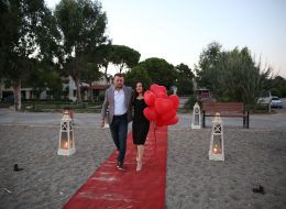 Ürkmez’de Plajda Evlenme Teklifi Organizasyonu 11 İzmir Organizasyon Ürkmez’de Plajda Evlenme Teklifi Organizasyonu; yazı ayrı, kışın ayrı güzelliği vardır. Kentsel gelişmeye karşı dirençli olması en çok sevilen özelliklerden biridir. Mandalinasının ve hatta balığının lezzetini hiç bir yerde bulamadığınız şirin belde. Gümüldür ile Seferihisar arasına sıkışmış az kişinin bildiği sığınılası sahil kasabasıdır Ürkmezdir. Yunus Bey kız arkadaşı Ebru hanım ile olan beraberliklerini, bir ömür boyu yan yana geçirmek istediğine kanaat getirmişti. Ebru hanımla evlilik yolunda ilerlemek istediğine karar veren Yunus bey, peri masalı gibi akıllardan silinmeyecek bir evlenme teklifi organizasyonu yapmak istiyordu. Böyle bir organizasyon için kolları sıvamış ve internetten araştırarak İzmir Organizasyon şirketini sadece birkaç gün önce bulmuş yani bizimle çalışmaya karar vermişti. Yunus bey ofisimize gelip bizimle görüşme fırsatı yakalayamamış, görüşmelerimizi telefonda gerçekleştirmiştik. Kız arkadaşı ile ikisinin de tam bir deniz aşığı olduğunu söyledi ve Ürkmez lokasyonunun hem kendilerine yakın hem de en favori tatil beldesi olduğunu dile getirdi. Ayrıca öyle bir zamanlama yaptı ki yakın arkadaşlarının düğünü olduğu güne denk getirdi evlenme teklifi organizasyonunu. Dolayısıyla biz de o tarihte, deniz kenarında bir evlenme teklifi organizasyonu yapabileceğimiz bahsettik kendisine. Sürpriz Evlilik Teklifi Organizasyonu