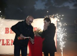 Bostanlı’da Evlenme Teklifi Organizasyonu 10 Copy İzmir Organizasyon Özlem hanım ile dinamiği yüksek ve rüya gibi birlikteliği olan Erdal bey, ilişkilerini evlilik yolunda devam ettirmeye ve Özlem hanıma oldukça romantik sürpriz bir evlenme teklifi organizasyonu yapmaya karar vermiş. İnternette araştırmaları sonucu evlenme teklifi organizasyonunda profesyonelliği ile bilinen İzmir Organizasyon ile çalışmak istediğine karar vermiş. Ofisimizi ziyarete gelen Erdal beye kusursuz bir hizmet vermek adına, önce hayal ettiği evlenme teklifini sorduk. Erdal bey Özlem hanımın İzmir’de Kordonu çok sevdiğini ve tam bir deniz tutkunu olduğunu belirtti. Biz de Erdal beye, daha öncesinde gerçekleştirmiş olduğumuz evlenme teklifi organizasyon çeşitlerimizden kumsalda evlilik teklifi paketi kordonda evlilik teklifi paketi, teknede evlilik teklifi paketi gibi deniz ağırlıklı tekliflerimizi fotoğraf ve video görselleriyle destekleyerek, kendisine bir sunum yaptık. Kordon evlenme teklifi organizasyonuna hayran kalan Erdal bey, Bostanlıyı çok sevdiğini ve nihayet hayallerindeki gibi bir evlenme teklifi organizasyonu yapabileceğinden emin oldu. Hep birlikte organizasyon gününü, saatini ve detayları konuştuk. Erdal bey için geriye sadece organizasyon gününü beklemek kaldı. Kordonda Evlilik Teklifi Organizasyonu