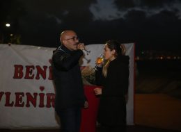 Bostanlı’da Evlenme Teklifi Organizasyonu 11 Copy İzmir Organizasyon Özlem hanım ile dinamiği yüksek ve rüya gibi birlikteliği olan Erdal bey, ilişkilerini evlilik yolunda devam ettirmeye ve Özlem hanıma oldukça romantik sürpriz bir evlenme teklifi organizasyonu yapmaya karar vermiş. İnternette araştırmaları sonucu evlenme teklifi organizasyonunda profesyonelliği ile bilinen İzmir Organizasyon ile çalışmak istediğine karar vermiş. Ofisimizi ziyarete gelen Erdal beye kusursuz bir hizmet vermek adına, önce hayal ettiği evlenme teklifini sorduk. Erdal bey Özlem hanımın İzmir’de Kordonu çok sevdiğini ve tam bir deniz tutkunu olduğunu belirtti. Biz de Erdal beye, daha öncesinde gerçekleştirmiş olduğumuz evlenme teklifi organizasyon çeşitlerimizden kumsalda evlilik teklifi paketi kordonda evlilik teklifi paketi, teknede evlilik teklifi paketi gibi deniz ağırlıklı tekliflerimizi fotoğraf ve video görselleriyle destekleyerek, kendisine bir sunum yaptık. Kordon evlenme teklifi organizasyonuna hayran kalan Erdal bey, Bostanlıyı çok sevdiğini ve nihayet hayallerindeki gibi bir evlenme teklifi organizasyonu yapabileceğinden emin oldu. Hep birlikte organizasyon gününü, saatini ve detayları konuştuk. Erdal bey için geriye sadece organizasyon gününü beklemek kaldı. Kordonda Evlilik Teklifi Organizasyonu