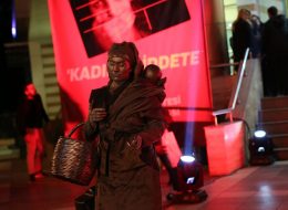 Bornova Belediyesi Kısa Film Festivali Organizasyonu ; “Kadına Şiddete Hayır” 5D3 6628 İzmir Organizasyon Bornova belediyesi kısa film festivali organizasyonu için izmir organizasyon ile anlaşma sağladı. İzmir Organizasyon olarak yaptığımız butik organizasyonlardan biri de, değişik fikir ve çalışmalarımızla Kısa Film Festivali Organizasyonu . Bu organizasyonlardan yola çıkarak Bornova Belediye’sinin büyük bir özenle hazırlamak istediği “Kadına Şiddete Hayır” kısa film festivali ve Bornova Nikah Salonunda organize edilecekti. Kadına şiddet, son yıllarda ülkemizde maalesef çok artış gösteren ve gündelik hayatımızda her gün çeşitli şekillerde karşılaştığımız bir olgu haline geldi. Daha önceden yapmış olduğumuz kusursuz organizasyonlar baz alınarak, tarafımıza ulaştılar. İzmir Organizasyon adına bizler bu projenin yükümlülükleri gereği oldukça heyecanlandık. Yapacağımız organizasyonda, ışık sistemi ve robot ışık, bistro masa temini, afiş ve resimleri, hediye çekleri, dekota hazırlama, canlı heykel temini, kırmızı halı temini gibi ince detayları hazırlamak için birkaç defa bir araya geldik. Kadına şiddette yönelik mücadele günü temalı haftaya organizasyonumuzu kurduk. Günlerce üzerinde ayrı ayrı çalıştık. Bu organizasyon protokolü de kapsayacağı için ayrıntılara çok dikkat edilmesi gerekiyordu. Bizlerde özenle her nüansa ayrı bir fikir kattık. 23 Kasım’da gerçekleştirilecek olan organizasyonun bir diğer ayağında sanat, bir diğerinde ise kadın ve şiddetin olması ayrıcalığı ekip arkadaşlarımızda oldukça tezat kavramlardan hareket etme kabiliyeti gerektiriyordu. Bornova Belediyesi Kısa Film Festivali Organizasyonu ; “Kadına Şiddete Hayır” 5D3 6628 İzmir Organizasyon