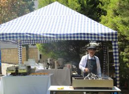 BBQ & Mangal İkramları BBQ Mangal İkramlıkları 4 İzmir Organizasyon BBQ ve mangal ikramları sizlerin isteği ve organizasyon türüne göre değişiklik gösterir. Genellikle doğum günü organizasyonu ve şirket piknik organizasyonlarının değişmez etkinliklerinin başında gelir. Türk toplumu için, özellikle bahar ve yaz aylarında, hafta sonlarının vazgeçilmezidir barbekü ve mangal ikramları. Sizler eğlenirken İzmir Organizasyon'un profesyonel ekibi, sizler için mangal ateşinde nefis atıştırmalıklar ve keyifli bir yemek ziyafeti çekmeniz için müthiş mangal ikramlıkları hazırlar. Şık konsept pikniklerden, kır pikniklerine, doğum günü organizasyonlarından şenlik organizasyonlarına, şirket yemeklerinden kutlamalara kadar bir çok organizasyonda sınırsız katılımcı sayısıyla hizmet verdiğimiz barbekü ve mangal, işin erbabı mangalcılarımız tarafından titizlikle ve hijyen kurallarına uygun olarak pişirilmekte ve servis edilmektedir. BBQ ve mangal ikramları hizmetinin yanı sıra İzmir Organizasyon firmamızdan catering ekipmanları kiralama, çadır ve gölgelik kiralama, masa ve sandalye kiralama gibi hizmetleri de talep edebilirsiniz. BBQ İkramları Temini İzmir Organizasyon