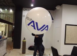 Baskılı Balon Baskılı Balon İzmir Organizasyon 3 Copy İzmir Organizasyon Baskılı balon, firma logosunun standart 12 inçlik balonlara ya da jumbo balonlara matbaada özel baskı makineleriyle şablon baskı yapılmasıdır. 'Şablon baskı' diğer adıyla 'serigraf' ve 'ipek baskı', bir seri baskı çeşididir. Firmanın / markanın reklamını yapmak için oldukça etkili bir yoldur. Ürün tanıtım ve lansmanların da, kampanya dönemlerinde, mağaza ve şube açılış organizasyonlarında, yıl dönümü etkinliklerinde mağaza içinde, çevresinde, işlek cadde ve sokaklarda halka dağıtımı yapılır. Dilerseniz baskılı balonlarınız için çubuk kullanabilirsiniz. 1000 tane baskılı balona 750 tane çubuk ve çubuğun başlığı kulplu önermekteyiz. Logo baskılı balonlarınızı kendiniz şişirmek isterseniz kompresör temini hizmeti verebiliriz. Baskılı balonlar dekorasyonlarda çok sık tercih edilmezler. Eğer dekorasyon balonu olarak kullanılırsa, birinci seçenek olarak, balonun tepe kısmına baskı yapılır. Tavana değen tepe kısmına tek renk baskı yapılır, süsleme yapıldığında firmanın logosu rahatlıkla görülebilir. İkinci seçenek olarak ön ve arkaya baskı, tek yüze ve iki yüze baskı, tek renk çift renk baskı, renkli baskı yapılabilir. Balona baskı yapmak kağıda baskı yapar gibi değildir. Her seferinde ayrı baskılar yapılır ve kağıda denk getirmek oldukça zor ve uğraştırıcı bir işlemdir. Baskıyı kaşe gibi düşünebilirsiniz. Baskılı Balon İzmir Organizasyon