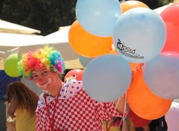 Baskılı Balon Baskılı Balon İzmir Organizasyon 4 Copy İzmir Organizasyon Baskılı balon, firma logosunun standart 12 inçlik balonlara ya da jumbo balonlara matbaada özel baskı makineleriyle şablon baskı yapılmasıdır. 'Şablon baskı' diğer adıyla 'serigraf' ve 'ipek baskı', bir seri baskı çeşididir. Firmanın / markanın reklamını yapmak için oldukça etkili bir yoldur. Ürün tanıtım ve lansmanların da, kampanya dönemlerinde, mağaza ve şube açılış organizasyonlarında, yıl dönümü etkinliklerinde mağaza içinde, çevresinde, işlek cadde ve sokaklarda halka dağıtımı yapılır. Dilerseniz baskılı balonlarınız için çubuk kullanabilirsiniz. 1000 tane baskılı balona 750 tane çubuk ve çubuğun başlığı kulplu önermekteyiz. Logo baskılı balonlarınızı kendiniz şişirmek isterseniz kompresör temini hizmeti verebiliriz. Baskılı balonlar dekorasyonlarda çok sık tercih edilmezler. Eğer dekorasyon balonu olarak kullanılırsa, birinci seçenek olarak, balonun tepe kısmına baskı yapılır. Tavana değen tepe kısmına tek renk baskı yapılır, süsleme yapıldığında firmanın logosu rahatlıkla görülebilir. İkinci seçenek olarak ön ve arkaya baskı, tek yüze ve iki yüze baskı, tek renk çift renk baskı, renkli baskı yapılabilir. Balona baskı yapmak kağıda baskı yapar gibi değildir. Her seferinde ayrı baskılar yapılır ve kağıda denk getirmek oldukça zor ve uğraştırıcı bir işlemdir. Baskıyı kaşe gibi düşünebilirsiniz. Balon Baskısı İzmir