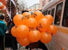 Baskılı Balon Baskılı Balon İzmir Organizasyon 6 Copy İzmir Organizasyon Baskılı balon, firma logosunun standart 12 inçlik balonlara ya da jumbo balonlara matbaada özel baskı makineleriyle şablon baskı yapılmasıdır. 'Şablon baskı' diğer adıyla 'serigraf' ve 'ipek baskı', bir seri baskı çeşididir. Firmanın / markanın reklamını yapmak için oldukça etkili bir yoldur. Ürün tanıtım ve lansmanların da, kampanya dönemlerinde, mağaza ve şube açılış organizasyonlarında, yıl dönümü etkinliklerinde mağaza içinde, çevresinde, işlek cadde ve sokaklarda halka dağıtımı yapılır. Dilerseniz baskılı balonlarınız için çubuk kullanabilirsiniz. 1000 tane baskılı balona 750 tane çubuk ve çubuğun başlığı kulplu önermekteyiz. Logo baskılı balonlarınızı kendiniz şişirmek isterseniz kompresör temini hizmeti verebiliriz. Baskılı balonlar dekorasyonlarda çok sık tercih edilmezler. Eğer dekorasyon balonu olarak kullanılırsa, birinci seçenek olarak, balonun tepe kısmına baskı yapılır. Tavana değen tepe kısmına tek renk baskı yapılır, süsleme yapıldığında firmanın logosu rahatlıkla görülebilir. İkinci seçenek olarak ön ve arkaya baskı, tek yüze ve iki yüze baskı, tek renk çift renk baskı, renkli baskı yapılabilir. Balona baskı yapmak kağıda baskı yapar gibi değildir. Her seferinde ayrı baskılar yapılır ve kağıda denk getirmek oldukça zor ve uğraştırıcı bir işlemdir. Baskıyı kaşe gibi düşünebilirsiniz. Baskılı Balon Temini İzmir