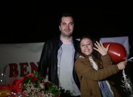 Çimlerde Evlilik Teklifi Organizasyonu Bostanlı Günbatımı MerveYunus Emre 1 Copy İzmir Organizasyon Çimlerde evlilik teklifi organizasyonu ile sevdiğiniz kadını şaşırtabilir ve İzmir Organizasyon ayrıcalığı ile unutulmayacak anlar yaşayabilirsiniz. Yunus Emre bey, Merve hanımla olan beraberliğini bir ömür boyu sürdürme kararı alır almaz, aşklarına yakışır bir evlilik teklifi organizasyonu yapmak istemiş. Hayallerindeki muazzam evlilik teklifi organizasyonu için İzmir Organizasyon'u internetten bulan Yunus Emre bey kendisine yardımcı olmamızı istedi. Yunus Emre beye daha önce yapmış olduğumuz evlilik teklifi organizasyonlarını, fotoğraflarını ve video kliplerini izleterek birbirinden farklı konseptlerimizi gösterdik. Helikopterde evlilik teklifi organizasyonu, teknede evlilik teklifi organizasyonu, kumsalda evlilik teklifi organizasyonu, kordonda evlilik teklifi organizasyonu vb. birçok evlilik teklifi seçeneği arasından doğayı sevdiğini vurgulayarak çimlerde Kordonda evlilik teklifini seçti. Bostanlı'da gün batımı eşliğinde, çimlerde evlilik teklifi organizasyonu yapmak isteyen Yunus Emre bey oldukça heyecanlıydı. İzmir Organizasyon ofisinde Yunus Emre bey ile beraber evlilik teklifi organizasyonunu planladık. Çimlerde Evlilik Teklifi Organizasyonu Bostanlı Günbatımı MerveYunus Emre 1 Copy İzmir Organizasyon