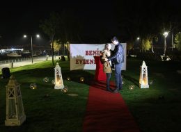 Çimlerde Evlilik Teklifi Organizasyonu Bostanlı Günbatımı MerveYunus Emre 7 Copy İzmir Organizasyon Çimlerde evlilik teklifi organizasyonu ile sevdiğiniz kadını şaşırtabilir ve İzmir Organizasyon ayrıcalığı ile unutulmayacak anlar yaşayabilirsiniz. Yunus Emre bey, Merve hanımla olan beraberliğini bir ömür boyu sürdürme kararı alır almaz, aşklarına yakışır bir evlilik teklifi organizasyonu yapmak istemiş. Hayallerindeki muazzam evlilik teklifi organizasyonu için İzmir Organizasyon'u internetten bulan Yunus Emre bey kendisine yardımcı olmamızı istedi. Yunus Emre beye daha önce yapmış olduğumuz evlilik teklifi organizasyonlarını, fotoğraflarını ve video kliplerini izleterek birbirinden farklı konseptlerimizi gösterdik. Helikopterde evlilik teklifi organizasyonu, teknede evlilik teklifi organizasyonu, kumsalda evlilik teklifi organizasyonu, kordonda evlilik teklifi organizasyonu vb. birçok evlilik teklifi seçeneği arasından doğayı sevdiğini vurgulayarak çimlerde Kordonda evlilik teklifini seçti. Bostanlı'da gün batımı eşliğinde, çimlerde evlilik teklifi organizasyonu yapmak isteyen Yunus Emre bey oldukça heyecanlıydı. İzmir Organizasyon ofisinde Yunus Emre bey ile beraber evlilik teklifi organizasyonunu planladık. Çimlerde Evlilik Teklifi Organizasyonu Bostanlı Günbatımı MerveYunus Emre 7 Copy İzmir Organizasyon