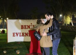 Çimlerde Evlilik Teklifi Organizasyonu Bostanlı Günbatımı MerveYunus Emre 9 Copy İzmir Organizasyon Çimlerde evlilik teklifi organizasyonu ile sevdiğiniz kadını şaşırtabilir ve İzmir Organizasyon ayrıcalığı ile unutulmayacak anlar yaşayabilirsiniz. Yunus Emre bey, Merve hanımla olan beraberliğini bir ömür boyu sürdürme kararı alır almaz, aşklarına yakışır bir evlilik teklifi organizasyonu yapmak istemiş. Hayallerindeki muazzam evlilik teklifi organizasyonu için İzmir Organizasyon'u internetten bulan Yunus Emre bey kendisine yardımcı olmamızı istedi. Yunus Emre beye daha önce yapmış olduğumuz evlilik teklifi organizasyonlarını, fotoğraflarını ve video kliplerini izleterek birbirinden farklı konseptlerimizi gösterdik. Helikopterde evlilik teklifi organizasyonu, teknede evlilik teklifi organizasyonu, kumsalda evlilik teklifi organizasyonu, kordonda evlilik teklifi organizasyonu vb. birçok evlilik teklifi seçeneği arasından doğayı sevdiğini vurgulayarak çimlerde Kordonda evlilik teklifini seçti. Bostanlı'da gün batımı eşliğinde, çimlerde evlilik teklifi organizasyonu yapmak isteyen Yunus Emre bey oldukça heyecanlıydı. İzmir Organizasyon ofisinde Yunus Emre bey ile beraber evlilik teklifi organizasyonunu planladık. Çimlerde Evlilik Teklifi Organizasyonu Bostanlı Günbatımı MerveYunus Emre 9 Copy İzmir Organizasyon