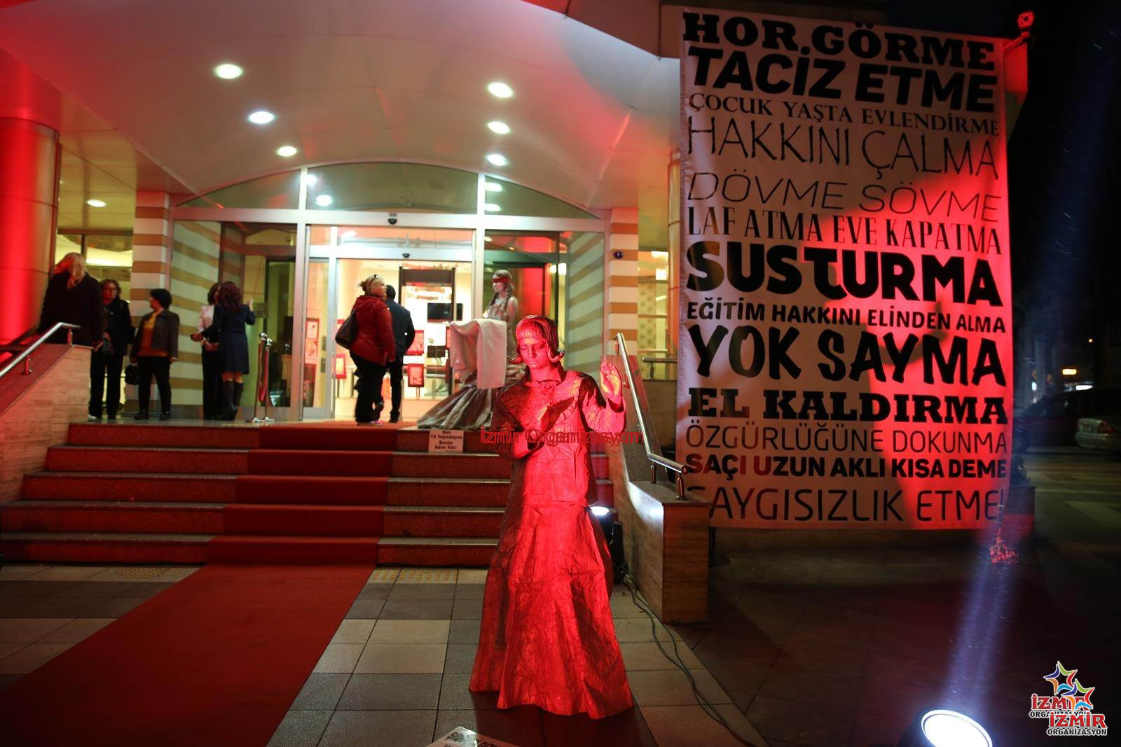 Pandomim Gösterisi Canlı Heykel 2 İzmir Organizasyon Sessiz sanat pandomim ile anlatmak istediklerinizi sanatsal bir dille sunun. İzmir pandomim sanatçısı kiralama. AVM, sergi, fuar ve kokteyl organizasyonları için estetik ve ilgi çekici gösteriler. İzmir Canlı Heykel