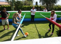 Canlı Langırt Canlı Langırt Yarışması İzmir Organizasyon 6 İzmir Organizasyon Canlı langırt kiralama, İzmir Organizasyon firmamızdan en çok talep edilen şişme oyun parkurlarındandır. Langırt oyunu 5'er kişilik takımlar halinde oynanır ve oyuncular göğüs hizasında bulunan bölmelere sabitlenir. Oyundaki amaç karşı kalenin takımına en fazla golü atmaktır. Yetişkin oyunlarında en fazla talep edilen şişme oyun parkurlarındandır. Canlı langırt kiralama açılış organizasyonu, şenlik organizasyonu, piknik organizasyonu, mezuniyet organizasyonu, temel atma töreni organizasyonu gibi birbirinden farklı organizasyonlarda tercih edilen oyunlardan biridir. Her yaştan kişiye hitap eden oyunda kişiler doğrudan canlı langırtın içinde olduğundan oynaması daha da eğlenceli hale gelmektedir. İnsan langırtı oyunu için oluşturulan 5'er kişilik takımlar sivil animatör gözetiminde oyuna başlamaktadır. Rekabet, eğlence ve keyif dolu anların yaşandığı langırt oyunu İzmir Organizasyon firmamızın hemen yanı başında bulunan deposunda muhafaza edilmekte ve istediğiniz tarihte temin edilebilmektedir. Langırt oyunu kadın ya da erkek farketmeksizin, İzmir Organizasyon yılların verdiği deneyimli ve profesyonel kadrosu ile sizlere kaliteli hizmetler sunmaya devam ediyor. Sivil Animatör Temini ve İnsan Langırtı Kiralama