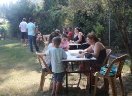 Falcı Falcı İzmir Organizasyon 1 İzmir Organizasyon Falcı kiralama hizmeti ile organizasyonlarınız da keyifli anlar yaşamaya hazırsanız İzmir Organizasyon yanı başınızda. Ya çıkarsa? Kahveler içilir de fincan kapatılmaz mı? Dilerseniz davetlerinizde bu vazgeçilmez geleneklerimizden 'falcı' konseptini size sunabiliriz. Geleneksel kostümleriyle özel hazırlanmış kahveci güzeli standımızda sizi bekleyen ekip arkadaşlarımız kahvelerinizi hazırladıktan sonra falcılarımız eşliğinde kahve falı ya da tarot seçenekleriyle özel günlerinizi unutulmaz hale getiriyoruz. Kahveci güzeli standlarımız da kumda ve bakır cezvelerde özenle pişirilen kahveler, işin mutfağından çıkıp falcılarımızın köşesinde niyete bırakılır. Özellikle kadınlar tarafından terapi gibi kabul edilen fal, Türk gelenek ve kültürünün de vazgeçilmez bir parçasıdır. Alanlarında uzman olan ekibimiz, bu özel anlarınızı profesyonel fotoğraf ve video çekimi ile ölümsüz hale getirebilir, anılarınıza hoş ve sıcak bir kare daha ekleyebilirler. Organizasyonlarınız da profesyonel falcılarımıza da yer vermek isterseniz, detaylı bilgi almak için bizimle iletişime geçebilirsiniz. Falcı Kiralama İzmir