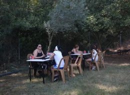 Falcı Falcı İzmir Organizasyon 2 İzmir Organizasyon Falcı kiralama hizmeti ile organizasyonlarınız da keyifli anlar yaşamaya hazırsanız İzmir Organizasyon yanı başınızda. Ya çıkarsa? Kahveler içilir de fincan kapatılmaz mı? Dilerseniz davetlerinizde bu vazgeçilmez geleneklerimizden 'falcı' konseptini size sunabiliriz. Geleneksel kostümleriyle özel hazırlanmış kahveci güzeli standımızda sizi bekleyen ekip arkadaşlarımız kahvelerinizi hazırladıktan sonra falcılarımız eşliğinde kahve falı ya da tarot seçenekleriyle özel günlerinizi unutulmaz hale getiriyoruz. Kahveci güzeli standlarımız da kumda ve bakır cezvelerde özenle pişirilen kahveler, işin mutfağından çıkıp falcılarımızın köşesinde niyete bırakılır. Özellikle kadınlar tarafından terapi gibi kabul edilen fal, Türk gelenek ve kültürünün de vazgeçilmez bir parçasıdır. Alanlarında uzman olan ekibimiz, bu özel anlarınızı profesyonel fotoğraf ve video çekimi ile ölümsüz hale getirebilir, anılarınıza hoş ve sıcak bir kare daha ekleyebilirler. Organizasyonlarınız da profesyonel falcılarımıza da yer vermek isterseniz, detaylı bilgi almak için bizimle iletişime geçebilirsiniz. İzmir Falcı Kiralama