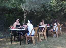 Falcı Falcı İzmir Organizasyon 3 İzmir Organizasyon Falcı kiralama hizmeti ile organizasyonlarınız da keyifli anlar yaşamaya hazırsanız İzmir Organizasyon yanı başınızda. Ya çıkarsa? Kahveler içilir de fincan kapatılmaz mı? Dilerseniz davetlerinizde bu vazgeçilmez geleneklerimizden 'falcı' konseptini size sunabiliriz. Geleneksel kostümleriyle özel hazırlanmış kahveci güzeli standımızda sizi bekleyen ekip arkadaşlarımız kahvelerinizi hazırladıktan sonra falcılarımız eşliğinde kahve falı ya da tarot seçenekleriyle özel günlerinizi unutulmaz hale getiriyoruz. Kahveci güzeli standlarımız da kumda ve bakır cezvelerde özenle pişirilen kahveler, işin mutfağından çıkıp falcılarımızın köşesinde niyete bırakılır. Özellikle kadınlar tarafından terapi gibi kabul edilen fal, Türk gelenek ve kültürünün de vazgeçilmez bir parçasıdır. Alanlarında uzman olan ekibimiz, bu özel anlarınızı profesyonel fotoğraf ve video çekimi ile ölümsüz hale getirebilir, anılarınıza hoş ve sıcak bir kare daha ekleyebilirler. Organizasyonlarınız da profesyonel falcılarımıza da yer vermek isterseniz, detaylı bilgi almak için bizimle iletişime geçebilirsiniz. İzmir Falcı Kiralama