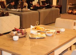 Fuar Stand Catering Fuar Catering 2 İzmir Organizasyon Fuar stand catering hizmetiyle İzmir Organizasyon firmamız profesyonel ekibi ve kaliteli ekipmanlarıyla yanı başınızda. Ulusal ve uluslararası firmaların, markalarını tanıtmak için yer aldığı fuar standları özellikle son dönemlerde yaygın olarak tercih ediliyor. Firma ve marka sahipleri de, konuklarını ve müşterilerini daha iyi ağırlamak ve standlarına ilgi çekmek için catering hizmeti vermekteler. Bizler de 'İzmir Organizasyon' olarak, 15 yıllık tecrübemiz, profesyonel ekip ve kaliteli ekipmanımızla fuar stand catering hizmetimizle yanınızdayız. Fuar organizasyonların da ihtiyacınız olan tüm hizmetleri İzmir Organizasyon firması olarak sizlere sunuyoruz. Catering ekipmanları kiralama, servis elemanı ve garson, masa ve sandalye kiralama gibi pek çok hizmete organizasyonlarınızda yer veriyoruz. Sizler için temin ettiğimiz ikramlıkların sunumunu şık bir şekilde hazırlarken, profesyonel servis elemanlarımız da ikramlıkların dağıtımını gerçekleştiriyor. İzmir Organizasyon firmamıza ulaşarak fuar stand catering hizmetlerimizle ilgili ayrıntılı bilgi alabilirsiniz. Mobilya Fuarı Organizasyonu Catering Ekipmanları Kiralama İzmir