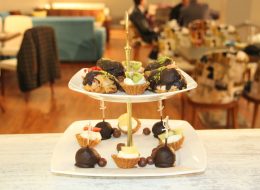 Fuar Stand Catering Fuar Catering 3 İzmir Organizasyon Fuar stand catering hizmetiyle İzmir Organizasyon firmamız profesyonel ekibi ve kaliteli ekipmanlarıyla yanı başınızda. Ulusal ve uluslararası firmaların, markalarını tanıtmak için yer aldığı fuar standları özellikle son dönemlerde yaygın olarak tercih ediliyor. Firma ve marka sahipleri de, konuklarını ve müşterilerini daha iyi ağırlamak ve standlarına ilgi çekmek için catering hizmeti vermekteler. Bizler de 'İzmir Organizasyon' olarak, 15 yıllık tecrübemiz, profesyonel ekip ve kaliteli ekipmanımızla fuar stand catering hizmetimizle yanınızdayız. Fuar organizasyonların da ihtiyacınız olan tüm hizmetleri İzmir Organizasyon firması olarak sizlere sunuyoruz. Catering ekipmanları kiralama, servis elemanı ve garson, masa ve sandalye kiralama gibi pek çok hizmete organizasyonlarınızda yer veriyoruz. Sizler için temin ettiğimiz ikramlıkların sunumunu şık bir şekilde hazırlarken, profesyonel servis elemanlarımız da ikramlıkların dağıtımını gerçekleştiriyor. İzmir Organizasyon firmamıza ulaşarak fuar stand catering hizmetlerimizle ilgili ayrıntılı bilgi alabilirsiniz. Fuar Organizasyonu Coffee Break İkramlıkları İzmir