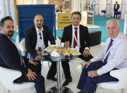 Fuar Stand Catering Fuar Catering 4 İzmir Organizasyon Fuar stand catering hizmetiyle İzmir Organizasyon firmamız profesyonel ekibi ve kaliteli ekipmanlarıyla yanı başınızda. Ulusal ve uluslararası firmaların, markalarını tanıtmak için yer aldığı fuar standları özellikle son dönemlerde yaygın olarak tercih ediliyor. Firma ve marka sahipleri de, konuklarını ve müşterilerini daha iyi ağırlamak ve standlarına ilgi çekmek için catering hizmeti vermekteler. Bizler de 'İzmir Organizasyon' olarak, 15 yıllık tecrübemiz, profesyonel ekip ve kaliteli ekipmanımızla fuar stand catering hizmetimizle yanınızdayız. Fuar organizasyonların da ihtiyacınız olan tüm hizmetleri İzmir Organizasyon firması olarak sizlere sunuyoruz. Catering ekipmanları kiralama, servis elemanı ve garson, masa ve sandalye kiralama gibi pek çok hizmete organizasyonlarınızda yer veriyoruz. Sizler için temin ettiğimiz ikramlıkların sunumunu şık bir şekilde hazırlarken, profesyonel servis elemanlarımız da ikramlıkların dağıtımını gerçekleştiriyor. İzmir Organizasyon firmamıza ulaşarak fuar stand catering hizmetlerimizle ilgili ayrıntılı bilgi alabilirsiniz. Kokteyl Masası Kiralama İzmir