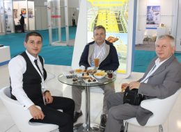 Fuar Stand Catering Fuar Catering 5 İzmir Organizasyon Fuar stand catering hizmetiyle İzmir Organizasyon firmamız profesyonel ekibi ve kaliteli ekipmanlarıyla yanı başınızda. Ulusal ve uluslararası firmaların, markalarını tanıtmak için yer aldığı fuar standları özellikle son dönemlerde yaygın olarak tercih ediliyor. Firma ve marka sahipleri de, konuklarını ve müşterilerini daha iyi ağırlamak ve standlarına ilgi çekmek için catering hizmeti vermekteler. Bizler de 'İzmir Organizasyon' olarak, 15 yıllık tecrübemiz, profesyonel ekip ve kaliteli ekipmanımızla fuar stand catering hizmetimizle yanınızdayız. Fuar organizasyonların da ihtiyacınız olan tüm hizmetleri İzmir Organizasyon firması olarak sizlere sunuyoruz. Catering ekipmanları kiralama, servis elemanı ve garson, masa ve sandalye kiralama gibi pek çok hizmete organizasyonlarınızda yer veriyoruz. Sizler için temin ettiğimiz ikramlıkların sunumunu şık bir şekilde hazırlarken, profesyonel servis elemanlarımız da ikramlıkların dağıtımını gerçekleştiriyor. İzmir Organizasyon firmamıza ulaşarak fuar stand catering hizmetlerimizle ilgili ayrıntılı bilgi alabilirsiniz. İzmir Fuar Organizasyonu İkramlık Temini