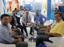 Fuar Stand Catering Fuar Catering 6 İzmir Organizasyon Fuar stand catering hizmetiyle İzmir Organizasyon firmamız profesyonel ekibi ve kaliteli ekipmanlarıyla yanı başınızda. Ulusal ve uluslararası firmaların, markalarını tanıtmak için yer aldığı fuar standları özellikle son dönemlerde yaygın olarak tercih ediliyor. Firma ve marka sahipleri de, konuklarını ve müşterilerini daha iyi ağırlamak ve standlarına ilgi çekmek için catering hizmeti vermekteler. Bizler de 'İzmir Organizasyon' olarak, 15 yıllık tecrübemiz, profesyonel ekip ve kaliteli ekipmanımızla fuar stand catering hizmetimizle yanınızdayız. Fuar organizasyonların da ihtiyacınız olan tüm hizmetleri İzmir Organizasyon firması olarak sizlere sunuyoruz. Catering ekipmanları kiralama, servis elemanı ve garson, masa ve sandalye kiralama gibi pek çok hizmete organizasyonlarınızda yer veriyoruz. Sizler için temin ettiğimiz ikramlıkların sunumunu şık bir şekilde hazırlarken, profesyonel servis elemanlarımız da ikramlıkların dağıtımını gerçekleştiriyor. İzmir Organizasyon firmamıza ulaşarak fuar stand catering hizmetlerimizle ilgili ayrıntılı bilgi alabilirsiniz. Ulusal Fuar Stand Catering Hizmeti İzmir Organizasyon