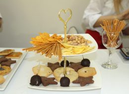 Fuar Stand Catering Fuar Catering 8 İzmir Organizasyon Fuar stand catering hizmetiyle İzmir Organizasyon firmamız profesyonel ekibi ve kaliteli ekipmanlarıyla yanı başınızda. Ulusal ve uluslararası firmaların, markalarını tanıtmak için yer aldığı fuar standları özellikle son dönemlerde yaygın olarak tercih ediliyor. Firma ve marka sahipleri de, konuklarını ve müşterilerini daha iyi ağırlamak ve standlarına ilgi çekmek için catering hizmeti vermekteler. Bizler de 'İzmir Organizasyon' olarak, 15 yıllık tecrübemiz, profesyonel ekip ve kaliteli ekipmanımızla fuar stand catering hizmetimizle yanınızdayız. Fuar organizasyonların da ihtiyacınız olan tüm hizmetleri İzmir Organizasyon firması olarak sizlere sunuyoruz. Catering ekipmanları kiralama, servis elemanı ve garson, masa ve sandalye kiralama gibi pek çok hizmete organizasyonlarınızda yer veriyoruz. Sizler için temin ettiğimiz ikramlıkların sunumunu şık bir şekilde hazırlarken, profesyonel servis elemanlarımız da ikramlıkların dağıtımını gerçekleştiriyor. İzmir Organizasyon firmamıza ulaşarak fuar stand catering hizmetlerimizle ilgili ayrıntılı bilgi alabilirsiniz. İzmir Catering Ekipmanları Kiralama