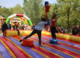 Gladyatör Şişme Oyuncak Kiralama Gladyatör Oyun Parkuru Kiralama İzmir Organizasyon 2 İzmir Organizasyon Şişme gladyatör oyunu organizasyonlarınızda yetişkin misafirleriniz için tasarlanmış şişme oyuncak hizmetlerimizdendir. Platform üzerine yerleştirilen iki adet yüksek bölmeler bulunur. Bu bölmeler üzerinde elde tutulan sünger sopa aparatlar ile oynanır. Bu oyunun amacı elde tutulan sünger sopa aparatlar ile karşıdaki kişiyi düşürmeye çalışmaktır. İlk düşen oyunu kaybeder. Şişme gladyatör oyununda ikili mücadele edilebileceği gibi ikişerli takım halinde de mücadele edilebilir. Organizasyonlarınız da şişme gladyatör oyunu ile eğlenceli anlar yaşamak isterseniz İzmir Organizasyon firmamıza ulaşmalısınız. Yetişkin davetlileriniz keyifli anlar yaşarken minik misafirlerinize de bu eğlenceli anları yaşatmak isterseniz şişme çocuk oyuncakları sayfamızı ziyaret edebilir ve organizasyonlarınız da onlar için de oyun parkurlarına yer verebilirsiniz. Şişme oyuncaklarımız, İzmir Organizasyon güvencesi ve kalitesi ile özel malzemeden üretilmiştir. Kurulumu oldukça kolay ve güvenilirdir. Organizasyon ve etkinliklerinize keyif katacak aktivitelerden biri de şişme gladyatör oyunudur. İzmir Organizasyon müşteri hizmetlerine ulaşarak ya da sismeoyuncak.com adresimizi inceleyerek oyun parkurumuz hakkında detaylı bilgi alabilirsiniz. İzmir Gladyatör Oyun Parkuru Kiralama