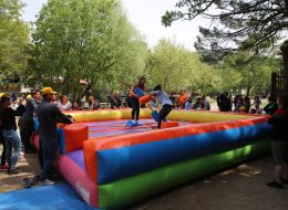 Gladyatör Şişme Oyuncak Kiralama Gladyatör Oyun Parkuru Kiralama İzmir Organizasyon 5 İzmir Organizasyon Şişme gladyatör oyunu organizasyonlarınızda yetişkin misafirleriniz için tasarlanmış şişme oyuncak hizmetlerimizdendir. Platform üzerine yerleştirilen iki adet yüksek bölmeler bulunur. Bu bölmeler üzerinde elde tutulan sünger sopa aparatlar ile oynanır. Bu oyunun amacı elde tutulan sünger sopa aparatlar ile karşıdaki kişiyi düşürmeye çalışmaktır. İlk düşen oyunu kaybeder. Şişme gladyatör oyununda ikili mücadele edilebileceği gibi ikişerli takım halinde de mücadele edilebilir. Organizasyonlarınız da şişme gladyatör oyunu ile eğlenceli anlar yaşamak isterseniz İzmir Organizasyon firmamıza ulaşmalısınız. Yetişkin davetlileriniz keyifli anlar yaşarken minik misafirlerinize de bu eğlenceli anları yaşatmak isterseniz şişme çocuk oyuncakları sayfamızı ziyaret edebilir ve organizasyonlarınız da onlar için de oyun parkurlarına yer verebilirsiniz. Şişme oyuncaklarımız, İzmir Organizasyon güvencesi ve kalitesi ile özel malzemeden üretilmiştir. Kurulumu oldukça kolay ve güvenilirdir. Organizasyon ve etkinliklerinize keyif katacak aktivitelerden biri de şişme gladyatör oyunudur. İzmir Organizasyon müşteri hizmetlerine ulaşarak ya da sismeoyuncak.com adresimizi inceleyerek oyun parkurumuz hakkında detaylı bilgi alabilirsiniz. İzmir Şişme Oyuncak Kiralama