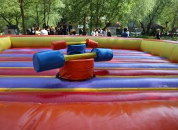 Gladyatör Şişme Oyuncak Kiralama Gladyatör Oyun Parkuru Kiralama İzmir Organizasyon 6 İzmir Organizasyon Şişme gladyatör oyunu organizasyonlarınızda yetişkin misafirleriniz için tasarlanmış şişme oyuncak hizmetlerimizdendir. Platform üzerine yerleştirilen iki adet yüksek bölmeler bulunur. Bu bölmeler üzerinde elde tutulan sünger sopa aparatlar ile oynanır. Bu oyunun amacı elde tutulan sünger sopa aparatlar ile karşıdaki kişiyi düşürmeye çalışmaktır. İlk düşen oyunu kaybeder. Şişme gladyatör oyununda ikili mücadele edilebileceği gibi ikişerli takım halinde de mücadele edilebilir. Organizasyonlarınız da şişme gladyatör oyunu ile eğlenceli anlar yaşamak isterseniz İzmir Organizasyon firmamıza ulaşmalısınız. Yetişkin davetlileriniz keyifli anlar yaşarken minik misafirlerinize de bu eğlenceli anları yaşatmak isterseniz şişme çocuk oyuncakları sayfamızı ziyaret edebilir ve organizasyonlarınız da onlar için de oyun parkurlarına yer verebilirsiniz. Şişme oyuncaklarımız, İzmir Organizasyon güvencesi ve kalitesi ile özel malzemeden üretilmiştir. Kurulumu oldukça kolay ve güvenilirdir. Organizasyon ve etkinliklerinize keyif katacak aktivitelerden biri de şişme gladyatör oyunudur. İzmir Organizasyon müşteri hizmetlerine ulaşarak ya da sismeoyuncak.com adresimizi inceleyerek oyun parkurumuz hakkında detaylı bilgi alabilirsiniz. Şişme Gladyatör Oyun Parkuru Kiralama