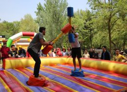 Gladyatör Şişme Oyuncak Kiralama Gladyatör Oyun Parkuru Kiralama İzmir Organizasyon 7 İzmir Organizasyon Şişme gladyatör oyunu organizasyonlarınızda yetişkin misafirleriniz için tasarlanmış şişme oyuncak hizmetlerimizdendir. Platform üzerine yerleştirilen iki adet yüksek bölmeler bulunur. Bu bölmeler üzerinde elde tutulan sünger sopa aparatlar ile oynanır. Bu oyunun amacı elde tutulan sünger sopa aparatlar ile karşıdaki kişiyi düşürmeye çalışmaktır. İlk düşen oyunu kaybeder. Şişme gladyatör oyununda ikili mücadele edilebileceği gibi ikişerli takım halinde de mücadele edilebilir. Organizasyonlarınız da şişme gladyatör oyunu ile eğlenceli anlar yaşamak isterseniz İzmir Organizasyon firmamıza ulaşmalısınız. Yetişkin davetlileriniz keyifli anlar yaşarken minik misafirlerinize de bu eğlenceli anları yaşatmak isterseniz şişme çocuk oyuncakları sayfamızı ziyaret edebilir ve organizasyonlarınız da onlar için de oyun parkurlarına yer verebilirsiniz. Şişme oyuncaklarımız, İzmir Organizasyon güvencesi ve kalitesi ile özel malzemeden üretilmiştir. Kurulumu oldukça kolay ve güvenilirdir. Organizasyon ve etkinliklerinize keyif katacak aktivitelerden biri de şişme gladyatör oyunudur. İzmir Organizasyon müşteri hizmetlerine ulaşarak ya da sismeoyuncak.com adresimizi inceleyerek oyun parkurumuz hakkında detaylı bilgi alabilirsiniz. Gladyatör Şişme Oyun Platformu Kiralama İzmir