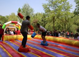 Gladyatör Şişme Oyuncak Kiralama Gladyatör Oyun Parkuru Kiralama İzmir Organizasyon 9 İzmir Organizasyon Şişme gladyatör oyunu organizasyonlarınızda yetişkin misafirleriniz için tasarlanmış şişme oyuncak hizmetlerimizdendir. Platform üzerine yerleştirilen iki adet yüksek bölmeler bulunur. Bu bölmeler üzerinde elde tutulan sünger sopa aparatlar ile oynanır. Bu oyunun amacı elde tutulan sünger sopa aparatlar ile karşıdaki kişiyi düşürmeye çalışmaktır. İlk düşen oyunu kaybeder. Şişme gladyatör oyununda ikili mücadele edilebileceği gibi ikişerli takım halinde de mücadele edilebilir. Organizasyonlarınız da şişme gladyatör oyunu ile eğlenceli anlar yaşamak isterseniz İzmir Organizasyon firmamıza ulaşmalısınız. Yetişkin davetlileriniz keyifli anlar yaşarken minik misafirlerinize de bu eğlenceli anları yaşatmak isterseniz şişme çocuk oyuncakları sayfamızı ziyaret edebilir ve organizasyonlarınız da onlar için de oyun parkurlarına yer verebilirsiniz. Şişme oyuncaklarımız, İzmir Organizasyon güvencesi ve kalitesi ile özel malzemeden üretilmiştir. Kurulumu oldukça kolay ve güvenilirdir. Organizasyon ve etkinliklerinize keyif katacak aktivitelerden biri de şişme gladyatör oyunudur. İzmir Organizasyon müşteri hizmetlerine ulaşarak ya da sismeoyuncak.com adresimizi inceleyerek oyun parkurumuz hakkında detaylı bilgi alabilirsiniz. İzmir Şişme Oyun Parkuru Kiralama