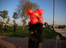 Bostanlı Sahilde Duygusal Evlilik Teklifi Organizasyonu Günbatımı Bostanlı ETO emel sinan çifti İzmir organizasyon 10 İzmir Organizasyon Bostanlı sahilde duygusal evlilik teklifi organizasyonu ile bir çiftin daha hayallerini gerçekleştirdik. Çanakkale’de yaşayan Emel hanım ile birlikteliklerini sürpriz olduğu kadar romantik bir evlilik teklifi organizasyonu ile bir ömür boyu devam ettirmek isteyen Sinan bey, İzmir Organizasyon şirketimize başvurarak hayallerini süsleyen evlilik teklifi organizasyonundan bahsetti. Biz de alanında uzman ekip arkadaşımız kendisine, kumsalda evlilik teklifi organizasyonu, teknede evlilik teklifi organizasyonu, kordonda evlilik teklifi organizasyonu, helikopterde evlilik teklifi organizasyonu gibi cazip evlilik teklifi organizasyonu paketlerimizin sunumunu yaptık. Didim’de ikamet eden Sinan bey kız arkadaşı Emel hanım ile haritada en sevdikleri yer il olan İzmir’de, rahat gelebilecekleri bir lokasyon belirlemişti evlilik teklifi organizasyonu için. İzmir’de Bostanlı semtinin sahil kısmında deniz ve güneşin ufuk çizgisiyle iç içe girdiği bir anda sürprizlerle dolu ve oldukça romantik bir evlenme teklifi organizasyonu yapmaya karar verdi kız arkadaşı Emel hanım için. Şirketimizin kordonda evlilik teklifi organizasyonu paketlerinden bahsettik kendisine ve yapmış olduğumuz Bostanlı kordon evlilik teklifi organizasyonu videolarını izlettik ve fotoğraf detaylarını konuştuk. Hayalindeki evlilik teklifini organizasyonu sadece bizim gerçekleştirebileceğimizi fark edince de, İzmir Organizasyon olarak evlilik teklifi organizasyonunun gününü, saatini ve detayları konuştuk. Emel hanımın kendisine yapacağı sürpriz evlilik teklifi organizasyonundan tabi ki de haberi yoktu. Bostanlı Sahilde Duygusal Evlilik Teklifi Organizasyonu Günbatımı Bostanlı ETO emel sinan çifti İzmir organizasyon 10 İzmir Organizasyon