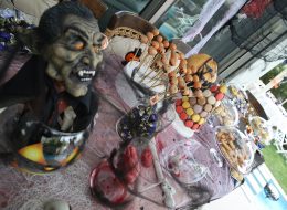 Halloween Partisi Organizasyonu Halloween 10 İzmir Organizasyon Halloween partisi organizasyonu ile sınır tanımıyor. Yeniliklere ve ilginç fikirlere her zaman açığız. Yaratıcı bir ekiple beraber oldukça farklı çözümler sunuyoruz. Yaratıcılığınızı konuşturun! Siz hayal edin; biz gerçekleştirelim. Bizim lügatımızda “olmaz” diye bir kelime mevcut değil. Olmazı oldurmak, mümkün kılmak için her daim çalışıyoruz. Sürekli yeni fikirler üretip, kendimizi geliştiriyoruz. Son zamanların trendi, konseptli partiler yapmak. Bu konseptleri en doğru ve eğlenceli şekilde uygulamanıza yardımcı olabiliriz. Nitekim öyle de yapıyoruz. İzmir Organizasyon 15 yılı aşkın deneyimi ve profesyonel ekibiyle birlikte, hayallerinizin ötesinde organizasyonlara imza atıyor ve sizlere unutamayacağınız anlar yaşatıyor. Ekim ayının bir numaralı konsepti halloween. Bu konsepti en iyi şekilde değerlendirdik ve muhteşem bir organizasyon gerçekleştirdik. Belki bilmeyenleriniz vardır. Halloween nedir? Nasıl halloween konseptli parti yapılır? Önce bu sorularınızı bir açıklığa kavuşturalım. Masa Süsleme İzmir Temalı Doğum Günü Organizasyonu