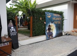 Halloween Partisi Organizasyonu Halloween 6 İzmir Organizasyon Halloween partisi organizasyonu ile sınır tanımıyor. Yeniliklere ve ilginç fikirlere her zaman açığız. Yaratıcı bir ekiple beraber oldukça farklı çözümler sunuyoruz. Yaratıcılığınızı konuşturun! Siz hayal edin; biz gerçekleştirelim. Bizim lügatımızda “olmaz” diye bir kelime mevcut değil. Olmazı oldurmak, mümkün kılmak için her daim çalışıyoruz. Sürekli yeni fikirler üretip, kendimizi geliştiriyoruz. Son zamanların trendi, konseptli partiler yapmak. Bu konseptleri en doğru ve eğlenceli şekilde uygulamanıza yardımcı olabiliriz. Nitekim öyle de yapıyoruz. İzmir Organizasyon 15 yılı aşkın deneyimi ve profesyonel ekibiyle birlikte, hayallerinizin ötesinde organizasyonlara imza atıyor ve sizlere unutamayacağınız anlar yaşatıyor. Ekim ayının bir numaralı konsepti halloween. Bu konsepti en iyi şekilde değerlendirdik ve muhteşem bir organizasyon gerçekleştirdik. Belki bilmeyenleriniz vardır. Halloween nedir? Nasıl halloween konseptli parti yapılır? Önce bu sorularınızı bir açıklığa kavuşturalım. İzmir Konseptli Doğum Günü Organizasyonu Pankart Detayı