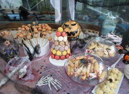 Halloween Partisi Organizasyonu Halloween Temali Parti Organizasyonu izmir organizasyon 12 İzmir Organizasyon Halloween partisi organizasyonu ile sınır tanımıyor. Yeniliklere ve ilginç fikirlere her zaman açığız. Yaratıcı bir ekiple beraber oldukça farklı çözümler sunuyoruz. Yaratıcılığınızı konuşturun! Siz hayal edin; biz gerçekleştirelim. Bizim lügatımızda “olmaz” diye bir kelime mevcut değil. Olmazı oldurmak, mümkün kılmak için her daim çalışıyoruz. Sürekli yeni fikirler üretip, kendimizi geliştiriyoruz. Son zamanların trendi, konseptli partiler yapmak. Bu konseptleri en doğru ve eğlenceli şekilde uygulamanıza yardımcı olabiliriz. Nitekim öyle de yapıyoruz. İzmir Organizasyon 15 yılı aşkın deneyimi ve profesyonel ekibiyle birlikte, hayallerinizin ötesinde organizasyonlara imza atıyor ve sizlere unutamayacağınız anlar yaşatıyor. Ekim ayının bir numaralı konsepti halloween. Bu konsepti en iyi şekilde değerlendirdik ve muhteşem bir organizasyon gerçekleştirdik. Belki bilmeyenleriniz vardır. Halloween nedir? Nasıl halloween konseptli parti yapılır? Önce bu sorularınızı bir açıklığa kavuşturalım. Halloween Temalı Parti Organizasyonu Hazırlıkları İzmir Organizasyon