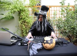Halloween Partisi Organizasyonu Halloween Temali Parti Organizasyonu izmir organizasyon 2 İzmir Organizasyon Halloween partisi organizasyonu ile sınır tanımıyor. Yeniliklere ve ilginç fikirlere her zaman açığız. Yaratıcı bir ekiple beraber oldukça farklı çözümler sunuyoruz. Yaratıcılığınızı konuşturun! Siz hayal edin; biz gerçekleştirelim. Bizim lügatımızda “olmaz” diye bir kelime mevcut değil. Olmazı oldurmak, mümkün kılmak için her daim çalışıyoruz. Sürekli yeni fikirler üretip, kendimizi geliştiriyoruz. Son zamanların trendi, konseptli partiler yapmak. Bu konseptleri en doğru ve eğlenceli şekilde uygulamanıza yardımcı olabiliriz. Nitekim öyle de yapıyoruz. İzmir Organizasyon 15 yılı aşkın deneyimi ve profesyonel ekibiyle birlikte, hayallerinizin ötesinde organizasyonlara imza atıyor ve sizlere unutamayacağınız anlar yaşatıyor. Ekim ayının bir numaralı konsepti halloween. Bu konsepti en iyi şekilde değerlendirdik ve muhteşem bir organizasyon gerçekleştirdik. Belki bilmeyenleriniz vardır. Halloween nedir? Nasıl halloween konseptli parti yapılır? Önce bu sorularınızı bir açıklığa kavuşturalım. Profesyonel Dj Kiralama İzmir Doğum Günü Organizasyonu