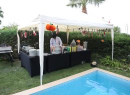 Halloween Partisi Organizasyonu Halloween Temali Parti Organizasyonu izmir organizasyon 4 İzmir Organizasyon Halloween partisi organizasyonu ile sınır tanımıyor. Yeniliklere ve ilginç fikirlere her zaman açığız. Yaratıcı bir ekiple beraber oldukça farklı çözümler sunuyoruz. Yaratıcılığınızı konuşturun! Siz hayal edin; biz gerçekleştirelim. Bizim lügatımızda “olmaz” diye bir kelime mevcut değil. Olmazı oldurmak, mümkün kılmak için her daim çalışıyoruz. Sürekli yeni fikirler üretip, kendimizi geliştiriyoruz. Son zamanların trendi, konseptli partiler yapmak. Bu konseptleri en doğru ve eğlenceli şekilde uygulamanıza yardımcı olabiliriz. Nitekim öyle de yapıyoruz. İzmir Organizasyon 15 yılı aşkın deneyimi ve profesyonel ekibiyle birlikte, hayallerinizin ötesinde organizasyonlara imza atıyor ve sizlere unutamayacağınız anlar yaşatıyor. Ekim ayının bir numaralı konsepti halloween. Bu konsepti en iyi şekilde değerlendirdik ve muhteşem bir organizasyon gerçekleştirdik. Belki bilmeyenleriniz vardır. Halloween nedir? Nasıl halloween konseptli parti yapılır? Önce bu sorularınızı bir açıklığa kavuşturalım. Çadır ve Gölgelik Kiralama İzmir Doğum Günü Organizasyonu