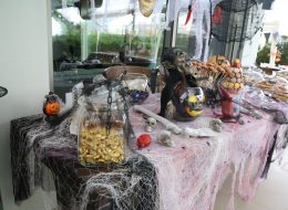 Halloween Partisi Organizasyonu Halloween Temali Parti Organizasyonu izmir organizasyon 9 İzmir Organizasyon Halloween partisi organizasyonu ile sınır tanımıyor. Yeniliklere ve ilginç fikirlere her zaman açığız. Yaratıcı bir ekiple beraber oldukça farklı çözümler sunuyoruz. Yaratıcılığınızı konuşturun! Siz hayal edin; biz gerçekleştirelim. Bizim lügatımızda “olmaz” diye bir kelime mevcut değil. Olmazı oldurmak, mümkün kılmak için her daim çalışıyoruz. Sürekli yeni fikirler üretip, kendimizi geliştiriyoruz. Son zamanların trendi, konseptli partiler yapmak. Bu konseptleri en doğru ve eğlenceli şekilde uygulamanıza yardımcı olabiliriz. Nitekim öyle de yapıyoruz. İzmir Organizasyon 15 yılı aşkın deneyimi ve profesyonel ekibiyle birlikte, hayallerinizin ötesinde organizasyonlara imza atıyor ve sizlere unutamayacağınız anlar yaşatıyor. Ekim ayının bir numaralı konsepti halloween. Bu konsepti en iyi şekilde değerlendirdik ve muhteşem bir organizasyon gerçekleştirdik. Belki bilmeyenleriniz vardır. Halloween nedir? Nasıl halloween konseptli parti yapılır? Önce bu sorularınızı bir açıklığa kavuşturalım. Temalı Parti Organizasyonu İkramlık Temini