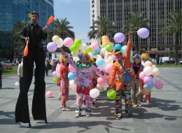 Jonglör & Cambaz Gösterileri IMG 0670 İzmir Organizasyon Jonglör; labut, top, halka ve ateş saçan çubuklar gibi birbirinden farklı nesneleri dengeli bir şekilde havaya atarak çeviren animatörlerdir. Nesnelerin cinsini ya da sayısını arttırarak değişik koreografilerle dans ederek çevresindekilerin dikkatlerini çeker. Cambaz; ip, tek tekerlekli bisiklet, üst üste konulmuş silindirler gibi farklı objelerin üzerinde dengede durmakta ustalaşmış animatörlerdir. Uzun bir tarihi geçmişe sahip olan jonglör ve cambaz gösterileri günümüzde organizasyonların ilgi çekici faktörü olmaya devam etmektedir. İzmir Organizasyon bünyesinde bulunan jonglör ve cambazlar, yeniliklere ayak uydurarak koreografilerine yenilerini katarak kendilerini geliştirmeye ve farklı gösteriler sunmaya devam etmektedirler. Jonglör ve cambaz gösterileri deneyimli ve profesyonel ekip arkadaşlarımız tarafından gerçekleştirilmektedir. Açılış organizasyonu, doğum günü organizasyonu, festival ve şenlik organizasyonları, Ramazan etkinlikleri, sünnet organizasyonu gibi organizasyonların en dikkat çekici gösterilerini düzenlemektedirler. Gerçekleştireceğiniz organizasyonlarda tüm davetlilerinizin ilgisini çekmeyi başaracak jonglör ve cambaz gösterileri ile etkinliklerinizi daha heyecanlı hale getirebilirsiniz. 15 yılı aşkın organizasyon tecrübemizle 'İzmir Organizasyon' olarak kaliteli hizmet ve müşteri memnuniyeti anlayışını prensip edindik. Her geçen gün büyüyen ve gelişen ekibimizle başarılı işlere ve projelere imza attık. Uzman ekibimiz tarafından kaliteli ve sağlığa zararsız ekipmanlarla hizmetinizde olmaya devam edeceğiz. Daha detaylı bilgi almak ayrıca jonglör ve cambaz gösterisi rezervasyonunuzu yaptırmak için bizimle iletişime geçebilirsiniz. Tahta Bacaklı Adam Jonglör Gösterisi İzmir