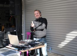 İzmir Kebo Açılış Organizasyonu Kebo Açılış Organizasyonu 1 İzmir Organizasyon İzmir Kebo açılış organizasyonu ile unutulmayacak bir organizasyona imza attık. Türkiye’de döner denilince akla ilk gelen isimlerden olan Kebo markası, 29 Ekim gibi güzel bir tarihte, İzmir Alsancak’ta da yeni bir şubeyle adını duyurdu. Genellikle Ankara merkezli ajanslarla çalışan Kebo, İzmir şubesi açılışında bizi tercih etti. Alsancak Kıbrıs Şehitleri Caddesi’nde hizmet vermeye başlayan Kebo’nun açılış organizasyonu, bizler tarafından planlanarak organize edildi.Markanın sembolü olan tavuk maskotlar ekibimiz tarafından dikkat çekmek amacıyla kullanıldı. Patenci kızlarımızın da broşür dağıtımı yaptığı Kıbrıs Şehitleri Caddesi’nde, DJ müzik hizmetimizle, İzmirlilere hareketli ve eğlenceli zamanlar yaşattık. Kebo’nun marka renkleriyle balon süsleme yaparak mekanın açılışına dikkati yoğunlaştırdık. İzmir ve hatta çevresinde büyük ilgi gören Kebo açılış organizasyonu, Yeşilçam oyuncularından sevgili Nuri Alço’nun katılımıyla daha renkli hale geldi. Türkiye’nin en büyük eğlence mekanlarının dansçılarının da eşlik ettiği Nuri Alço, Kebo afişleriyle giydirdiğimiz kamyonet aracıyla, tüm şehri dolaştı. Kortej ekibi de, dev bando grubuyla birlikte Gündoğdu Meydanı’ndan Kıbrıs Şehitleri Caddesi’ne kadar müzikler eşliğinde yürüyerek, İzmir’de büyük ilgi gördü. Gün boyunca ücretsiz döner ikramları yapan Kebo için verdiğimiz fotoğraf ve video hizmetimizle de açılış organizasyonumuzu sonlandırdık. Ses Sistemi Kiralama Profesyonel Dj Temini İzmir Organizasyon