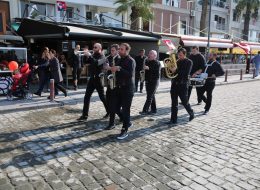 İzmir Kebo Açılış Organizasyonu Kebo Açılış Organizasyonu 10 İzmir Organizasyon İzmir Kebo açılış organizasyonu ile unutulmayacak bir organizasyona imza attık. Türkiye’de döner denilince akla ilk gelen isimlerden olan Kebo markası, 29 Ekim gibi güzel bir tarihte, İzmir Alsancak’ta da yeni bir şubeyle adını duyurdu. Genellikle Ankara merkezli ajanslarla çalışan Kebo, İzmir şubesi açılışında bizi tercih etti. Alsancak Kıbrıs Şehitleri Caddesi’nde hizmet vermeye başlayan Kebo’nun açılış organizasyonu, bizler tarafından planlanarak organize edildi.Markanın sembolü olan tavuk maskotlar ekibimiz tarafından dikkat çekmek amacıyla kullanıldı. Patenci kızlarımızın da broşür dağıtımı yaptığı Kıbrıs Şehitleri Caddesi’nde, DJ müzik hizmetimizle, İzmirlilere hareketli ve eğlenceli zamanlar yaşattık. Kebo’nun marka renkleriyle balon süsleme yaparak mekanın açılışına dikkati yoğunlaştırdık. İzmir ve hatta çevresinde büyük ilgi gören Kebo açılış organizasyonu, Yeşilçam oyuncularından sevgili Nuri Alço’nun katılımıyla daha renkli hale geldi. Türkiye’nin en büyük eğlence mekanlarının dansçılarının da eşlik ettiği Nuri Alço, Kebo afişleriyle giydirdiğimiz kamyonet aracıyla, tüm şehri dolaştı. Kortej ekibi de, dev bando grubuyla birlikte Gündoğdu Meydanı’ndan Kıbrıs Şehitleri Caddesi’ne kadar müzikler eşliğinde yürüyerek, İzmir’de büyük ilgi gördü. Gün boyunca ücretsiz döner ikramları yapan Kebo için verdiğimiz fotoğraf ve video hizmetimizle de açılış organizasyonumuzu sonlandırdık. Banda Ekibi Bando Takımı Kiralama İzmir Organizasyon