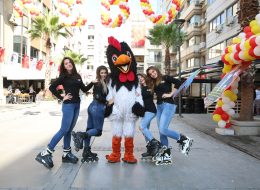 İzmir Kebo Açılış Organizasyonu Kebo Açılış Organizasyonu 7 İzmir Organizasyon İzmir Kebo açılış organizasyonu ile unutulmayacak bir organizasyona imza attık. Türkiye’de döner denilince akla ilk gelen isimlerden olan Kebo markası, 29 Ekim gibi güzel bir tarihte, İzmir Alsancak’ta da yeni bir şubeyle adını duyurdu. Genellikle Ankara merkezli ajanslarla çalışan Kebo, İzmir şubesi açılışında bizi tercih etti. Alsancak Kıbrıs Şehitleri Caddesi’nde hizmet vermeye başlayan Kebo’nun açılış organizasyonu, bizler tarafından planlanarak organize edildi.Markanın sembolü olan tavuk maskotlar ekibimiz tarafından dikkat çekmek amacıyla kullanıldı. Patenci kızlarımızın da broşür dağıtımı yaptığı Kıbrıs Şehitleri Caddesi’nde, DJ müzik hizmetimizle, İzmirlilere hareketli ve eğlenceli zamanlar yaşattık. Kebo’nun marka renkleriyle balon süsleme yaparak mekanın açılışına dikkati yoğunlaştırdık. İzmir ve hatta çevresinde büyük ilgi gören Kebo açılış organizasyonu, Yeşilçam oyuncularından sevgili Nuri Alço’nun katılımıyla daha renkli hale geldi. Türkiye’nin en büyük eğlence mekanlarının dansçılarının da eşlik ettiği Nuri Alço, Kebo afişleriyle giydirdiğimiz kamyonet aracıyla, tüm şehri dolaştı. Kortej ekibi de, dev bando grubuyla birlikte Gündoğdu Meydanı’ndan Kıbrıs Şehitleri Caddesi’ne kadar müzikler eşliğinde yürüyerek, İzmir’de büyük ilgi gördü. Gün boyunca ücretsiz döner ikramları yapan Kebo için verdiğimiz fotoğraf ve video hizmetimizle de açılış organizasyonumuzu sonlandırdık. Tavuk Maskot Kiralama Broşür Dağıtım Hizmeti İzmir