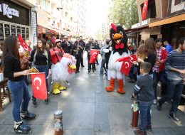 İzmir Kebo Açılış Organizasyonu Kebo Açılış Organizasyonu 9 İzmir Organizasyon İzmir Kebo açılış organizasyonu ile unutulmayacak bir organizasyona imza attık. Türkiye’de döner denilince akla ilk gelen isimlerden olan Kebo markası, 29 Ekim gibi güzel bir tarihte, İzmir Alsancak’ta da yeni bir şubeyle adını duyurdu. Genellikle Ankara merkezli ajanslarla çalışan Kebo, İzmir şubesi açılışında bizi tercih etti. Alsancak Kıbrıs Şehitleri Caddesi’nde hizmet vermeye başlayan Kebo’nun açılış organizasyonu, bizler tarafından planlanarak organize edildi.Markanın sembolü olan tavuk maskotlar ekibimiz tarafından dikkat çekmek amacıyla kullanıldı. Patenci kızlarımızın da broşür dağıtımı yaptığı Kıbrıs Şehitleri Caddesi’nde, DJ müzik hizmetimizle, İzmirlilere hareketli ve eğlenceli zamanlar yaşattık. Kebo’nun marka renkleriyle balon süsleme yaparak mekanın açılışına dikkati yoğunlaştırdık. İzmir ve hatta çevresinde büyük ilgi gören Kebo açılış organizasyonu, Yeşilçam oyuncularından sevgili Nuri Alço’nun katılımıyla daha renkli hale geldi. Türkiye’nin en büyük eğlence mekanlarının dansçılarının da eşlik ettiği Nuri Alço, Kebo afişleriyle giydirdiğimiz kamyonet aracıyla, tüm şehri dolaştı. Kortej ekibi de, dev bando grubuyla birlikte Gündoğdu Meydanı’ndan Kıbrıs Şehitleri Caddesi’ne kadar müzikler eşliğinde yürüyerek, İzmir’de büyük ilgi gördü. Gün boyunca ücretsiz döner ikramları yapan Kebo için verdiğimiz fotoğraf ve video hizmetimizle de açılış organizasyonumuzu sonlandırdık. Açılış Organizasyonu İzmir Organizasyon