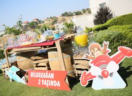 Konseptli Doğum Günü Partileri Revaçta Konseptli Dogum Gunu Organizasyonu izmir organizasyon 13 İzmir Organizasyon Konseptli doğum günü partileri son yılların trenleri arasındadır. Doğum günleri başlı başına bir şölen havasında geçen aktivitelerdir. Günün kahramanı sizsinizdir. Kendinizi her zaman özel hissetmek istersiniz fakat doğum günlerinizde ekstra özel olmak, hatırlanmak ve bu günü en eğlenceli şekilde kutlamak istersiniz. 7’den 70’e herkes doğum günlerini gösterişli bir şekilde kutlamak ister. Eğlencenin dozunu artırmak için de özel bir çaba sarf ederler. Son zamanlarda doğum günü kutlamalarının rengi değişti. Konseptli doğum günü kutlamaları yeni trendler arasında. İzmir Organizasyon şirketimizde konseptli doğum günü partileri ve doğum günü organizasyonların da sizlere profesyonel hizmet sunmaktadır. 15 yılı aşkın deneyimiyle Türkiye'nin öncü organizasyon firmalarından biri olan İzmir Organizasyon farklı fikirler ve ilginç konseptlerle organizasyonlarınızı unutulmaz kılıyor. Konseptli doğum günü partileri ile ilgili fikir edinmek için yazının devamını okuyabilir ve bilgi almak için İzmir Organizasyon müşteri temsilcimize ulaşabilirsiniz. Catering Ekipmanları ve Ekipman Kiralama İzmir Doğum Günü Organizasyonu
