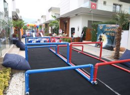 Konseptli Doğum Günü Partileri Revaçta Konseptli Dogum Gunu Organizasyonu izmir organizasyon 15 İzmir Organizasyon Konseptli doğum günü partileri son yılların trenleri arasındadır. Doğum günleri başlı başına bir şölen havasında geçen aktivitelerdir. Günün kahramanı sizsinizdir. Kendinizi her zaman özel hissetmek istersiniz fakat doğum günlerinizde ekstra özel olmak, hatırlanmak ve bu günü en eğlenceli şekilde kutlamak istersiniz. 7’den 70’e herkes doğum günlerini gösterişli bir şekilde kutlamak ister. Eğlencenin dozunu artırmak için de özel bir çaba sarf ederler. Son zamanlarda doğum günü kutlamalarının rengi değişti. Konseptli doğum günü kutlamaları yeni trendler arasında. İzmir Organizasyon şirketimizde konseptli doğum günü partileri ve doğum günü organizasyonların da sizlere profesyonel hizmet sunmaktadır. 15 yılı aşkın deneyimiyle Türkiye'nin öncü organizasyon firmalarından biri olan İzmir Organizasyon farklı fikirler ve ilginç konseptlerle organizasyonlarınızı unutulmaz kılıyor. Konseptli doğum günü partileri ile ilgili fikir edinmek için yazının devamını okuyabilir ve bilgi almak için İzmir Organizasyon müşteri temsilcimize ulaşabilirsiniz. Survivor Oyun Parkuru Kiralama İzmir Doğum Günü Organizasyonu