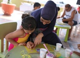 Tişört & Kum Boyama Kum Boyama 3 İzmir Organizasyon Kum boyama ve tişört boyama etkinliği çocuklar için hem eğitici hem de eğlendiren aktivitelerden biridir. Tişört ve kum boyama hizmeti 'İzmir Organizasyon' tarafından atölyelerde veriliyor. Çocukların keyif alarak yaptığı bu aktivitelere piknik organizasyonu, doğum günü organizasyonu, avm etkinlikleri, milli bayramlar, festival ve şenlik organizasyonlarında yer verebilirsiniz. Tişört boyama ve kum boyama etkinliğinde sivil animatörler desteği ile yaş gruplarına uygun aktiviteler düzenlenir. Tişört boyama ve kum boyama hizmetini sivil animatörler aracılığı ile alabilir ve dilerseniz farklı etkinliklere de organizasyonlarınız içerisinde yer verebilirsiniz. İzmir Organizasyon yaş grubunu dikkate alarak palyaço servisi, çizgi film maskotları, kostümlü karakterler servisi gibi animasyon ekibi yönlendirmelerini de etkinlikleriniz de sizlere sunmaktadır. Ayrıca animasyon ekibimiz mini dans gösterileri, sosis balon ve balon katlama hizmeti, yüz boyama servisi gibi imkanları da organizasyonlarınız da sizlere sunmaktadır. Ayrıntılı bilgi almak için izmiranimasyon.com adresini ziyaret edebilir ya da İzmir Organizasyon müşteri hizmetlerinden bize ulaşabilirsiniz. Piknik Organizasyonu Kum Boyama İzmir