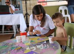 Tişört & Kum Boyama Kum Boyama 4 İzmir Organizasyon Kum boyama ve tişört boyama etkinliği çocuklar için hem eğitici hem de eğlendiren aktivitelerden biridir. Tişört ve kum boyama hizmeti 'İzmir Organizasyon' tarafından atölyelerde veriliyor. Çocukların keyif alarak yaptığı bu aktivitelere piknik organizasyonu, doğum günü organizasyonu, avm etkinlikleri, milli bayramlar, festival ve şenlik organizasyonlarında yer verebilirsiniz. Tişört boyama ve kum boyama etkinliğinde sivil animatörler desteği ile yaş gruplarına uygun aktiviteler düzenlenir. Tişört boyama ve kum boyama hizmetini sivil animatörler aracılığı ile alabilir ve dilerseniz farklı etkinliklere de organizasyonlarınız içerisinde yer verebilirsiniz. İzmir Organizasyon yaş grubunu dikkate alarak palyaço servisi, çizgi film maskotları, kostümlü karakterler servisi gibi animasyon ekibi yönlendirmelerini de etkinlikleriniz de sizlere sunmaktadır. Ayrıca animasyon ekibimiz mini dans gösterileri, sosis balon ve balon katlama hizmeti, yüz boyama servisi gibi imkanları da organizasyonlarınız da sizlere sunmaktadır. Ayrıntılı bilgi almak için izmiranimasyon.com adresini ziyaret edebilir ya da İzmir Organizasyon müşteri hizmetlerinden bize ulaşabilirsiniz. Renkli El İşi Kağıtları ile Kum Boyama İzmir