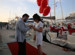 Kırmızı Kalpli Uçan Balonlar Eşliğinde Evlilik Teklifi Organizasyonu