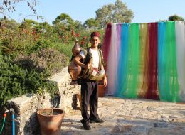 Limonatacı & Şerbetçi Limonatacı Şerbetçi İzmir Organizasyon 1 İzmir Organizasyon Limonatacı ve şerbetçi kiralama hizmetleri ile İzmir Organizasyon firmamız organizasyon ve etkinliklerinizde davetlilerinize soğuk ikramlar sunmaktadır. Limonata; şeker, limon, portakal, su ve isteğe göre bal ile yaptığımız serinletici içeceklerdendir. Şerbet; özellikle Osmanlı döneminde kutlamalarda ve büyük davetlerde ikram edilen, farklı meyvelerle yapılan şekerli içecektir. Doğum günü organizasyonlarında sweet table masasında sunulabildiği gibi, piknik organizasyonu, aile günü etkinliklerinde ayrı bir içecek standı olarak servis edilebilir. Ramazan etkinliklerinin olmazsa olmazı olan limonata ve şerbet ikramları, ekip arkadaşlarımız tarafından yöresel kostümlerini giyip o lezzetli ikramlarını yaptığında, geçmişi yad edecek o eşsiz lezzetin keyfini yaşayacaksınız. Limonata ve şerbet ikramları hizmeti ile birlikte, bu ikramları sunmak üzere servis elemanı hizmeti de sunmaktayız. Davetli ya da konuk sayınız ile doğru orantılı olarak dilediğiniz sayıda servis elemanı temin etmekteyiz. 15 yıllık tecrübemizle, birinci sınıf kalitede ürünler kullanmakta ve hijyen kurallarına öncelikli olarak önem vermekteyiz. Siz değerli müşterilerimizin istekleri ve memnuniyeti başımızın tacı olup, profesyonel ekibimizle birlikte özenle ve titizlikle limonata ve şerbet hizmeti sunmaktayız. Limonatacı Kiralama