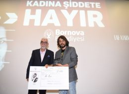 Bornova Belediyesi Kısa Film Festivali Organizasyonu ; “Kadına Şiddete Hayır” MUS cezmi baskin tunahan kurt İzmir Organizasyon Bornova belediyesi kısa film festivali organizasyonu için izmir organizasyon ile anlaşma sağladı. İzmir Organizasyon olarak yaptığımız butik organizasyonlardan biri de, değişik fikir ve çalışmalarımızla Kısa Film Festivali Organizasyonu . Bu organizasyonlardan yola çıkarak Bornova Belediye’sinin büyük bir özenle hazırlamak istediği “Kadına Şiddete Hayır” kısa film festivali ve Bornova Nikah Salonunda organize edilecekti. Kadına şiddet, son yıllarda ülkemizde maalesef çok artış gösteren ve gündelik hayatımızda her gün çeşitli şekillerde karşılaştığımız bir olgu haline geldi. Daha önceden yapmış olduğumuz kusursuz organizasyonlar baz alınarak, tarafımıza ulaştılar. İzmir Organizasyon adına bizler bu projenin yükümlülükleri gereği oldukça heyecanlandık. Yapacağımız organizasyonda, ışık sistemi ve robot ışık, bistro masa temini, afiş ve resimleri, hediye çekleri, dekota hazırlama, canlı heykel temini, kırmızı halı temini gibi ince detayları hazırlamak için birkaç defa bir araya geldik. Kadına şiddette yönelik mücadele günü temalı haftaya organizasyonumuzu kurduk. Günlerce üzerinde ayrı ayrı çalıştık. Bu organizasyon protokolü de kapsayacağı için ayrıntılara çok dikkat edilmesi gerekiyordu. Bizlerde özenle her nüansa ayrı bir fikir kattık. 23 Kasım’da gerçekleştirilecek olan organizasyonun bir diğer ayağında sanat, bir diğerinde ise kadın ve şiddetin olması ayrıcalığı ekip arkadaşlarımızda oldukça tezat kavramlardan hareket etme kabiliyeti gerektiriyordu. Kısa film Yarışması Ödül Töreni