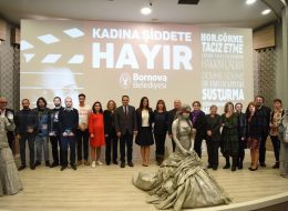 Bornova Belediyesi Kısa Film Festivali Organizasyonu ; “Kadına Şiddete Hayır” MUS kadina siddete hayir kisa film yarismasi 3 İzmir Organizasyon Bornova belediyesi kısa film festivali organizasyonu için izmir organizasyon ile anlaşma sağladı. İzmir Organizasyon olarak yaptığımız butik organizasyonlardan biri de, değişik fikir ve çalışmalarımızla Kısa Film Festivali Organizasyonu . Bu organizasyonlardan yola çıkarak Bornova Belediye’sinin büyük bir özenle hazırlamak istediği “Kadına Şiddete Hayır” kısa film festivali ve Bornova Nikah Salonunda organize edilecekti. Kadına şiddet, son yıllarda ülkemizde maalesef çok artış gösteren ve gündelik hayatımızda her gün çeşitli şekillerde karşılaştığımız bir olgu haline geldi. Daha önceden yapmış olduğumuz kusursuz organizasyonlar baz alınarak, tarafımıza ulaştılar. İzmir Organizasyon adına bizler bu projenin yükümlülükleri gereği oldukça heyecanlandık. Yapacağımız organizasyonda, ışık sistemi ve robot ışık, bistro masa temini, afiş ve resimleri, hediye çekleri, dekota hazırlama, canlı heykel temini, kırmızı halı temini gibi ince detayları hazırlamak için birkaç defa bir araya geldik. Kadına şiddette yönelik mücadele günü temalı haftaya organizasyonumuzu kurduk. Günlerce üzerinde ayrı ayrı çalıştık. Bu organizasyon protokolü de kapsayacağı için ayrıntılara çok dikkat edilmesi gerekiyordu. Bizlerde özenle her nüansa ayrı bir fikir kattık. 23 Kasım’da gerçekleştirilecek olan organizasyonun bir diğer ayağında sanat, bir diğerinde ise kadın ve şiddetin olması ayrıcalığı ekip arkadaşlarımızda oldukça tezat kavramlardan hareket etme kabiliyeti gerektiriyordu. Kadına Şiddete Hayır Organizasyon