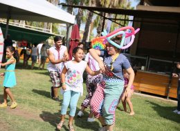 Piknik Etkinlikleri Organizasyonu Piknik Etkinlikleri Organizasyonu İzmir Organizasyon 6 İzmir Organizasyon Piknik etkinlikleri organizasyonu, ilkbahar, yaz ve sonbahar mevsimlerinin vazgeçilmez planları arasında başı çeken aktivitelerden biri oluyor çoğu zaman. Kışın güneş yüzünü bizlere azıcık gösterdiğinde, birazda sıcaklıkların artması ile birlikte kendimizi doğanın içerisinde buluyoruz. Hava bize bu kıyağı yaptığında ise, sevdiklerimiz ile nefis piknik etkinlikleri ve organizasyonlarına gitmemiz için tüm şartlar hazır oluyor elbette. Özellikle de yeşili sevenler bir an önce hafta sonu gelsin diye bekler dururlar. Başta ailemiz ile geçirdiğimiz keyifli piknik etkinlikleri ve organizasyonlarının yanı sıra okul piknik organizasyonları ve şirket piknik organizasyonları da hafızamız da yer edinmiştir. Mükemmel geçmesini beklediğimiz bir hafta sonu için piknik etkinlikleri organizasyonu için hazırlıkları tamamlamak da bir o kadar önemli hale geliyor. Piknik alanına gitmeden önce ne yapılır, piknik organizasyonunda ne yenir, ne içilir, piknik alanında ne gibi oyunlar oynanır sizlere basit ama hazırlık aşaması bir o kadar heyecan verici tavsiyelerimizi sıralıyoruz. Piknik Etkinlikleri Organizasyonu Piknik Etkinlikleri Organizasyonu İzmir Organizasyon 6 İzmir Organizasyon