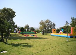 Piknik Organizasyonunda Dikkat Edilmesi Gereken Hususlar Piknik Organizasyonunda Dikkat Edilecekler 4 İzmir Organizasyon Piknik organizasyonunda dikkat edilmesi gereken hususlar, piknik organizasyonu düzenlenmeden önce okunmalı ve organizasyonlar bu şekilde düzenlenmelidir. Kurum ve kuruluşlar zaman zaman çalışanları için şirket piknik organizasyonu ve daha birçok farklı etkinlik düzenliyor ki piknik organizasyonunda dikkat edilmesi gereken hususlar mevcuttur. Günümüzde çalışma saatlerinin artması ile birlikte iş arkadaşlarımız ile ailemizden daha çok vakit geçiriyoruz ki bu da onlarla olan etkileşim ve iletişimimizi etkiliyor. Kurum ve şirketler de bu yoğun tempoyu çalışanlarına unutturmak, onları biraz da olsa motive edebilmek adına yılın belirli dönemlerinde farklı etkinlikler düzenliyor. Bu etkinliklerden biri de şirket piknik organizasyonları. Bu tür organizasyonlar da personel ve yönetim grubu bir arada vakit geçirerek hem eğlenceli anlara ortak oluyor hem de bu aktiviteler iletişim ve etkileşime katkı sağlıyor. Personeli doğa ile iç içe buluşturan, çimenlerde uzanıp stres atabileceği, ayağını toprağa basabileceği açık piknik alanlarını tercih edebileceğiniz gibi, hava koşullarına göre tercihinizi kapalı alanlardan yana da kullanabilirsiniz. Piknik Organizasyonunda Dikkat Edilmesi Gereken Hususlar Piknik Organizasyonunda Dikkat Edilecekler 4 İzmir Organizasyon